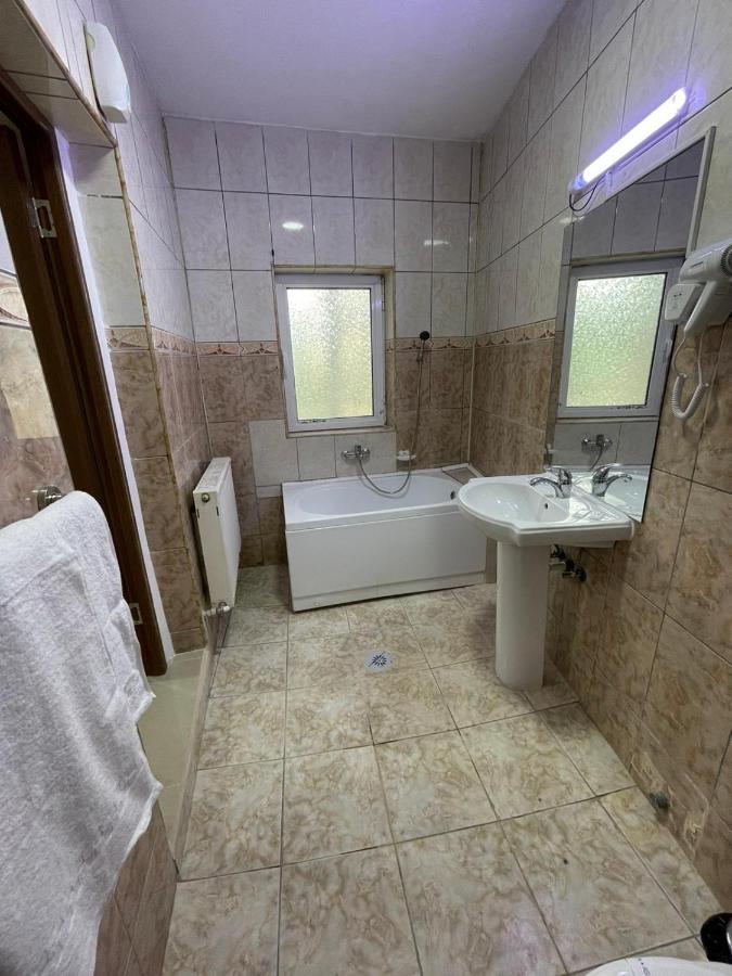 Hostel Tripoli Palace Bukarest Kültér fotó